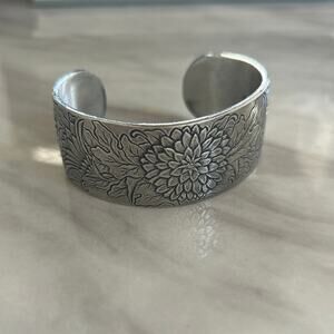 Salisbury Pewter Birth Month November Chrysanthemum Bangle Bracelet